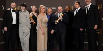 Ο Philip Barantini, από αριστερά, ο Owen Cooper, η Erin Doherty, η Hannah Walters, ο Stephen Graham, ο Andy Cooper, η Ashley Walters, ο Jeremy Kleiner και ο Jack Thorne ποζάρουν στην αίθουσα τύπου με το βραβείο καλύτερης τηλεοπτικής σειράς περιορισμένης παραγωγής, ανθολογικής σειράς ή ταινίας που γυρίστηκε για την τηλεόραση για το "Adolescence" κατά τη διάρκεια της 83ης απονομής των Χρυσών Σφαιρών την Κυριακή 11 Ιανουαρίου 2026, στο Beverly Hilton στο Beverly Hills της Καλιφόρνια.