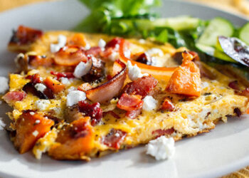 Ομελέτα φούρνου με ψητές πατάτες και μπέικον