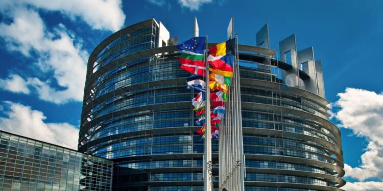 Ενεργειακό «πακέτο» 30 δισ. ευρώ από την Κομισιόν για φθηνότερο ρεύμα