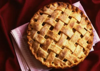 Η απόλυτη σπιτική μηλόπιτα: Πώς το μέλι και το αμύγδαλο απογειώνουν το αγαπημένο γλυκό