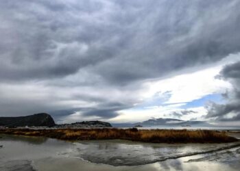 Άστατος καιρός με βροχές, καταιγίδες και χιόνια – Ισχυροί άνεμοι έως 7 μποφόρ στο Αιγαίο