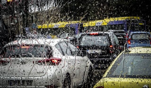 Κίνηση στους δρόμους: Κυκλοφοριακό «έμφραγμα» στην Αθήνα λόγω απεργίας ταξί και βροχής