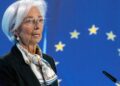 Οι πραγματικές αποδοχές της Κριστίν Λαγκάρντ ξεπερνούν κατά 50% τον επίσημο μισθό της στην ΕΚΤ