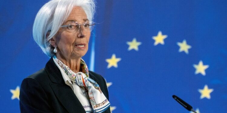 Οι πραγματικές αποδοχές της Κριστίν Λαγκάρντ ξεπερνούν κατά 50% τον επίσημο μισθό της στην ΕΚΤ