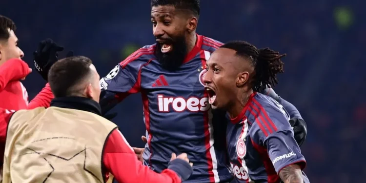 Έπος στο Άμστερνταμ: Πρόκριση του Ολυμπιακού στα playoffs του Champions League με διπλό επί του Άγιαξ