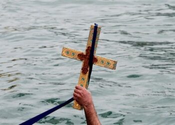 Θεοφάνεια στην Ελλάδα: Τα μοναδικά έθιμα και οι παραδόσεις που ζωντανεύουν σε κάθε γωνιά της χώρας