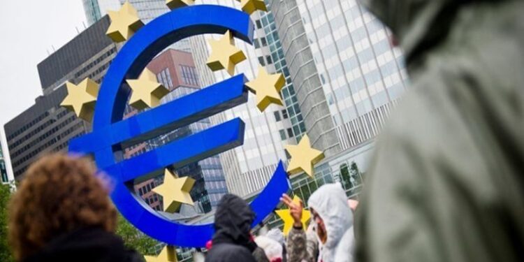 Βιομηχανία δύο ταχυτήτων: Η Ευρωζώνη βυθίζεται στη συρρίκνωση ενώ η Ασία ποντάρει στην τεχνητή νοημοσύνη