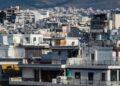 Στεγαστική κρίση στην Ελλάδα: Ενοίκια που «καταπίνουν» έναν ολόκληρο μισθό και οι νέες λύσεις