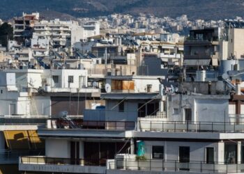 Στεγαστική κρίση στην Ελλάδα: Ενοίκια που «καταπίνουν» έναν ολόκληρο μισθό και οι νέες λύσεις