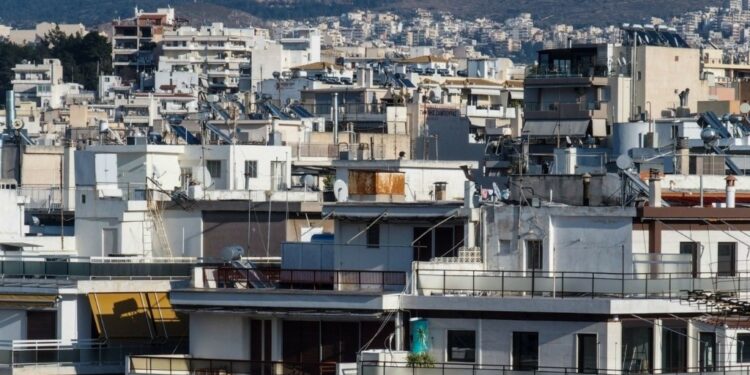 Στεγαστική κρίση στην Ελλάδα: Ενοίκια που «καταπίνουν» έναν ολόκληρο μισθό και οι νέες λύσεις
