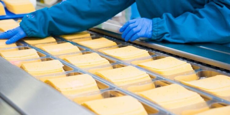 ΙΟΒΕ: Η βιομηχανία τροφίμων και ποτών «ατμομηχανή» της ελληνικής μεταποίησης – Ρεκόρ προστιθέμενης αξίας