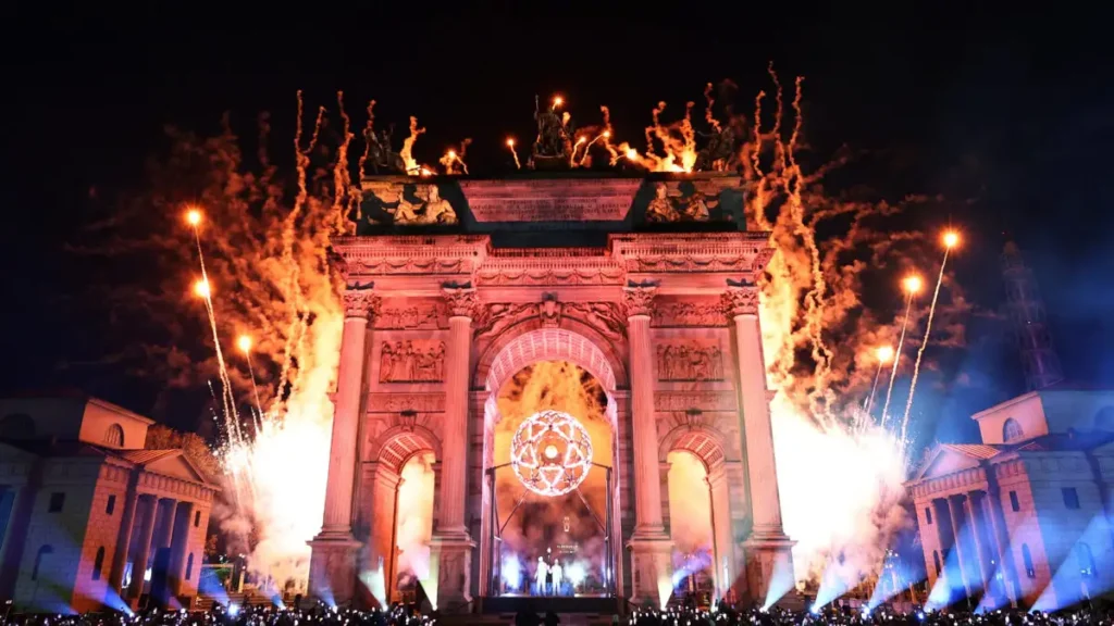 Ο βωμός που φώτισε όλο το Μιλάνο/ REUTERS/Guglielmo Mangiapane