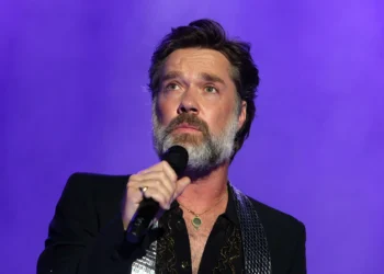 Ο Rufus Wainwright στην Αθήνα: Το παγκόσμιο φαινόμενο παρουσιάζει το «Dream Requiem» στο Μέγαρο Μουσικής