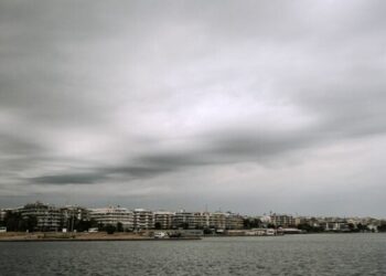 Ο καιρός σήμερα: Συννεφιά και τοπικές βροχές – Πού θα πέσει το θερμόμετρο και πού θα ενισχυθούν οι άνεμοι