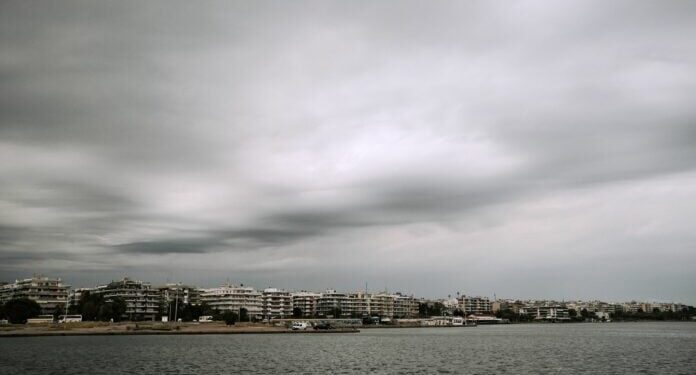 Ο καιρός σήμερα: Συννεφιά και τοπικές βροχές – Πού θα πέσει το θερμόμετρο και πού θα ενισχυθούν οι άνεμοι