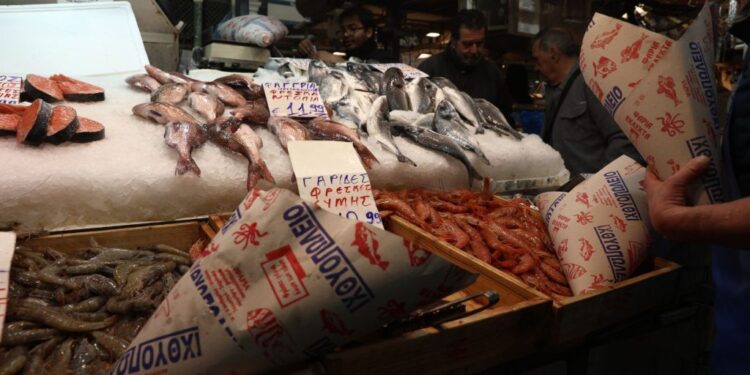 Καθαρά Δευτέρα: Ανοιχτή η Βαρβάκειος για τα τελευταία ψώνια – Οι τιμές στα θαλασσινά και το ράλι στο χταπόδι