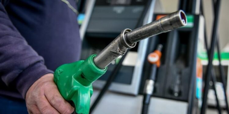 Ουρές στα πρατήρια καυσίμων και φόβοι για εκτίναξη της τιμής της βενζίνης