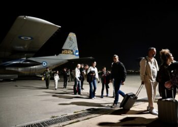 Μέση Ανατολή: Επιχείρηση επαναπατρισμού – προσγείωση C-130 στην Ελευσίνα με 91 Έλληνες