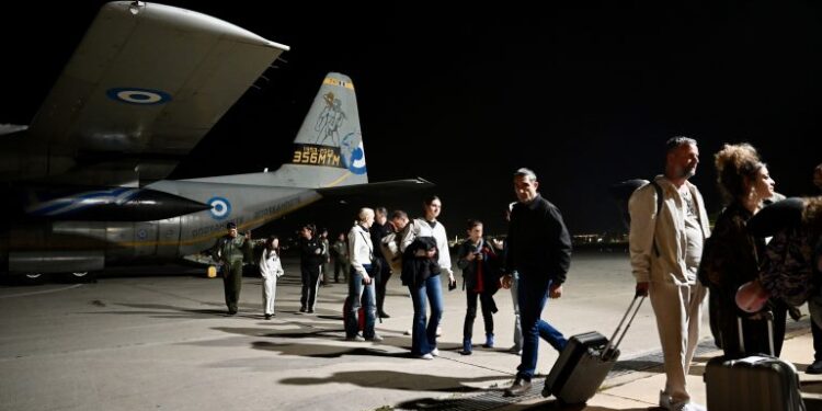 Μέση Ανατολή: Επιχείρηση επαναπατρισμού – προσγείωση C-130 στην Ελευσίνα με 91 Έλληνες