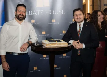 Debate House: Βούλιαξε η Βουκουρεστίου από την κοπή πίτας του Debate House