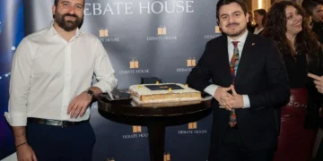 Debate House: Βούλιαξε η Βουκουρεστίου από την κοπή πίτας του Debate House
