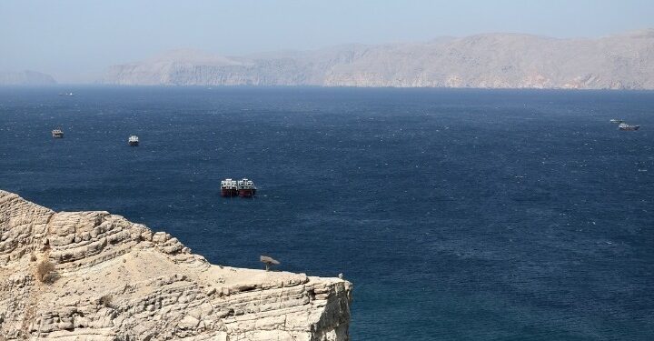 Στενά του Ορμούζ: Συναγερμός «ακραίου κινδύνου» (5/5) και θάνατοι ναυτικών