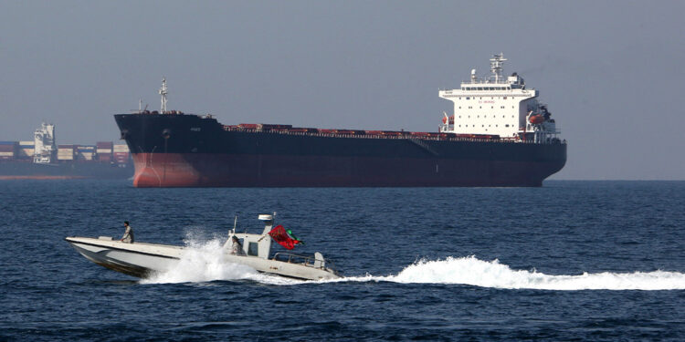 Στενά του Ορμούζ: Το κλείσιμο και η εκτόξευση στις τιμές του πετρελαίου