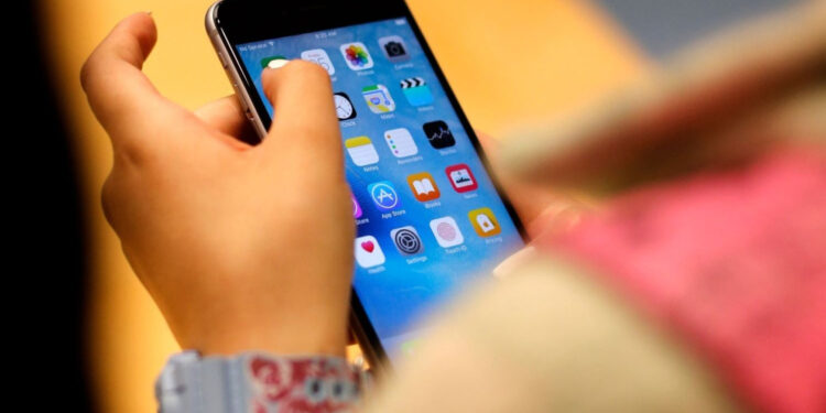 Πως θα γίνει  απαγόρευση πρόσβασης στα social media για παιδιά κάτω των 15 ετών