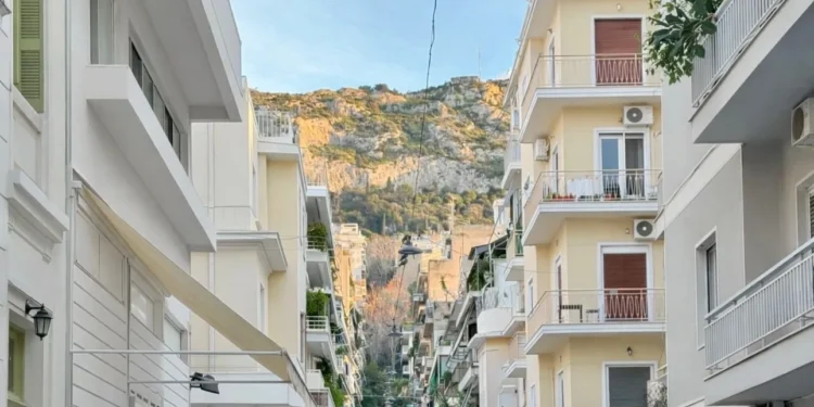 Οι Αθηναίοι ξοδεύουν ένα μηνιάτικο μόνο για το ενοίκιο – Η Ελλάδα στη 2η θέση των αυξήσεων στην ΕΕ