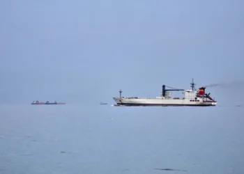 Τα πρώτα πλοία διέσχισαν τα Στενά του Ορμούζ μετά τη συμφωνία ΗΠΑ και Ιράν για εκεχειρία