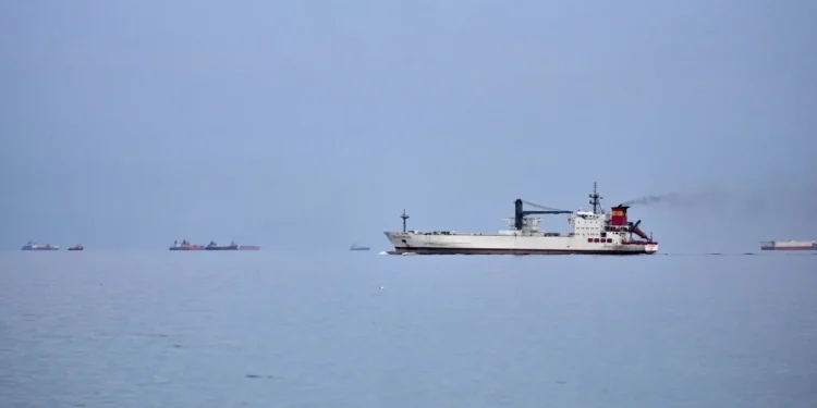 Τα πρώτα πλοία διέσχισαν τα Στενά του Ορμούζ μετά τη συμφωνία ΗΠΑ και Ιράν για εκεχειρία