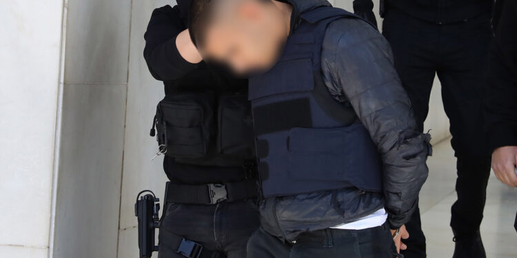 Δολοφονία στον Άγιο Δημήτριο: Η στιγμή που ο 20χρονος δράστης και οι άλλοι 3 συλληφθέντες οδηγούνται από τη ΓΑΔΑ στο Ναυτοδικείο