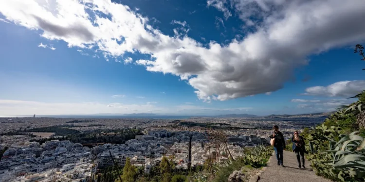 Καιρός: Γενικά αίθριος με τοπικές βροχές από το απόγευμα – Μικρή πτώση της θερμοκρασίας