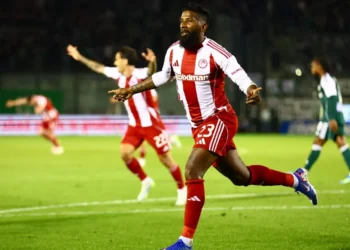 Ο Ολυμπιακός κέρδισε τον Παναθηναϊκό στη Λεωφόρο με 2-0 και παραμένει στο κυνήτι του τίτλου