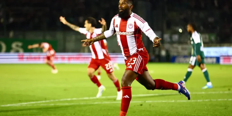 Ο Ολυμπιακός κέρδισε τον Παναθηναϊκό στη Λεωφόρο με 2-0 και παραμένει στο κυνήτι του τίτλου