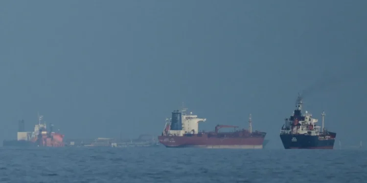 Οι ΗΠΑ σφίγγουν τον κλοιό στο Ιράν και κλείνουν όλα τα λιμάνια και τα Στενά του Ορμούζ