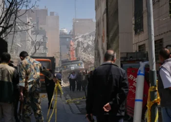 Οι ΗΠΑ βομβαρδίζουν δρόμους και γέφυρες του Ιράν – Με «μπλακ άουτ» απειλεί η Τεχεράνη