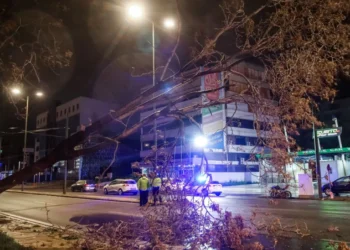 Η κακοκαιρία Erminio σαρώνει τη χώρα: Νεκρός άνδρας στη Νέα Μάκρη, έπεσε γέφυρα στον Πόρο