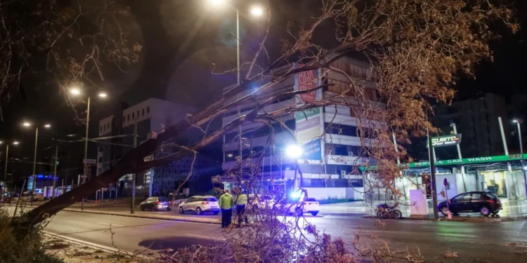 Η κακοκαιρία Erminio σαρώνει τη χώρα: Νεκρός άνδρας στη Νέα Μάκρη, έπεσε γέφυρα στον Πόρο