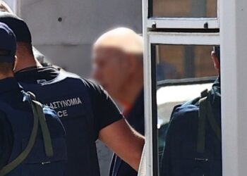 Προφυλακίστηκε ο 89χρονος για τις επιθέσεις σε ΕΦΚΑ και Πρωτοδικείο – Δήλωσε ότι θέλει να αποζημιώσει με 2.000 ευρώ τον κάθε τραυματία