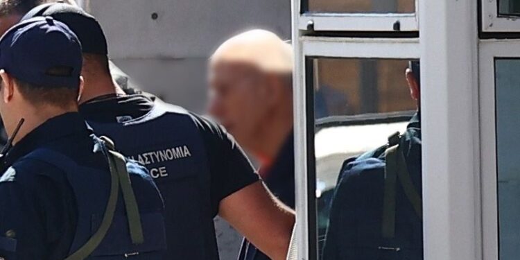 Προφυλακίστηκε ο 89χρονος για τις επιθέσεις σε ΕΦΚΑ και Πρωτοδικείο – Δήλωσε ότι θέλει να αποζημιώσει με 2.000 ευρώ τον κάθε τραυματία