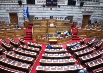 «Πυρ ομαδόν» από την αντιπολίτευση για τις παραιτήσεις και τον ανασχηματισμό