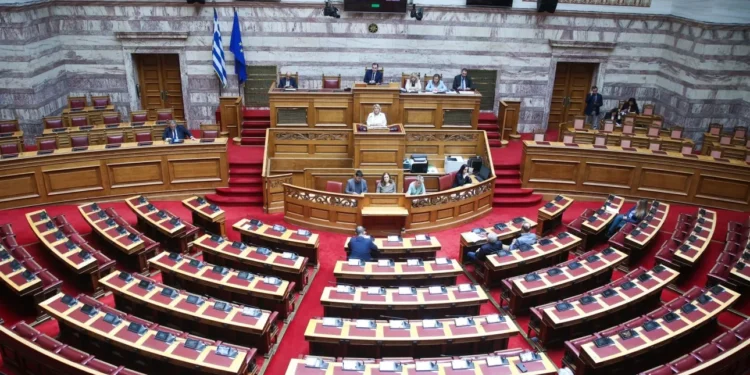 «Πυρ ομαδόν» από την αντιπολίτευση για τις παραιτήσεις και τον ανασχηματισμό