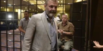 Απόστολος Γκλέτσος: «Με το θέατρο νιώθω ότι ξαναβαφτίζομαι»