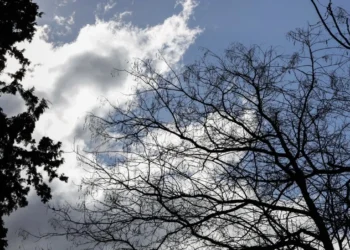Καιρός: Άστατος με συννεφιά και τοπικές βροχές – Υποχωρούν οι άνεμοι, ανεβαίνει η θερμοκρασία