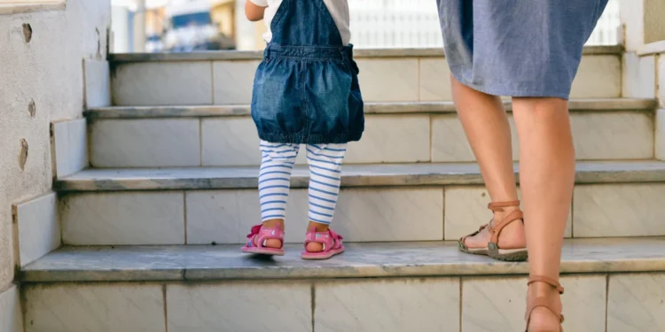 Νταντάδες της Γειτονιάς: Τη Δευτέρα η πρεμιέρα του προγράμματος – Όσα πρέπει να ξέρετε για τις αιτήσεις, τα δικαιολογητικά και τα ποσά