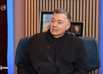 Νίκος Μακρόπουλος: «Με τον Βασίλη Καρρά τραγουδούσαμε έως τις 7 το πρωί ενώ πίναμε και καπνίζαμε πάνω στη σκηνή»