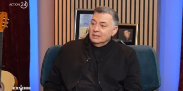 Νίκος Μακρόπουλος: «Με τον Βασίλη Καρρά τραγουδούσαμε έως τις 7 το πρωί ενώ πίναμε και καπνίζαμε πάνω στη σκηνή»