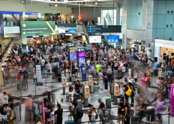 Οι αεροπορικές ασφυκτιούν, ζητούν μέτρα και αυξάνουν τις τιμές – Πώς ο πόλεμος «πληγώνει» τον τουρισμό