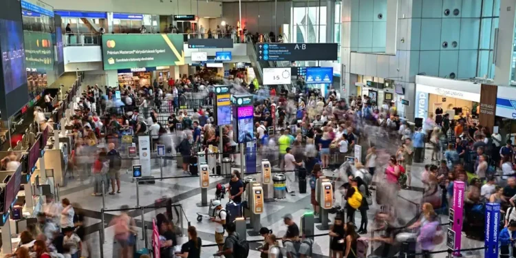 Οι αεροπορικές ασφυκτιούν, ζητούν μέτρα και αυξάνουν τις τιμές – Πώς ο πόλεμος «πληγώνει» τον τουρισμό